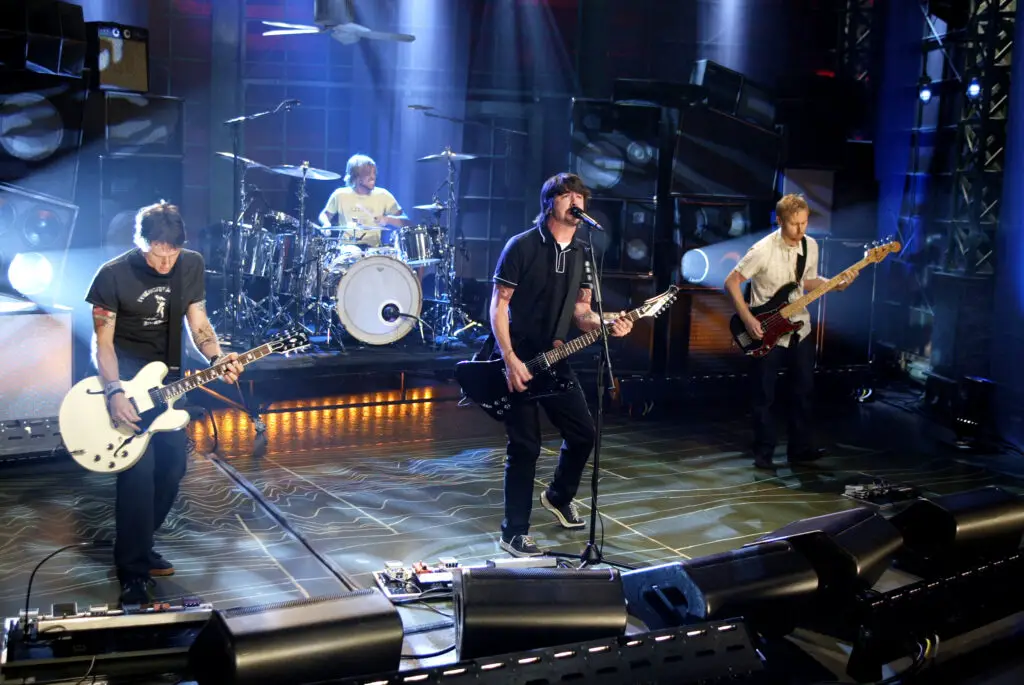 THE TONIGHT SHOW WITH JAY LENO, Foo Fighters, front row, from left: Chris Shiflett, Dave Grohl, Nate Mendel, back: Taylor Hawkins, (aired June 6, 2005), 1992-2009