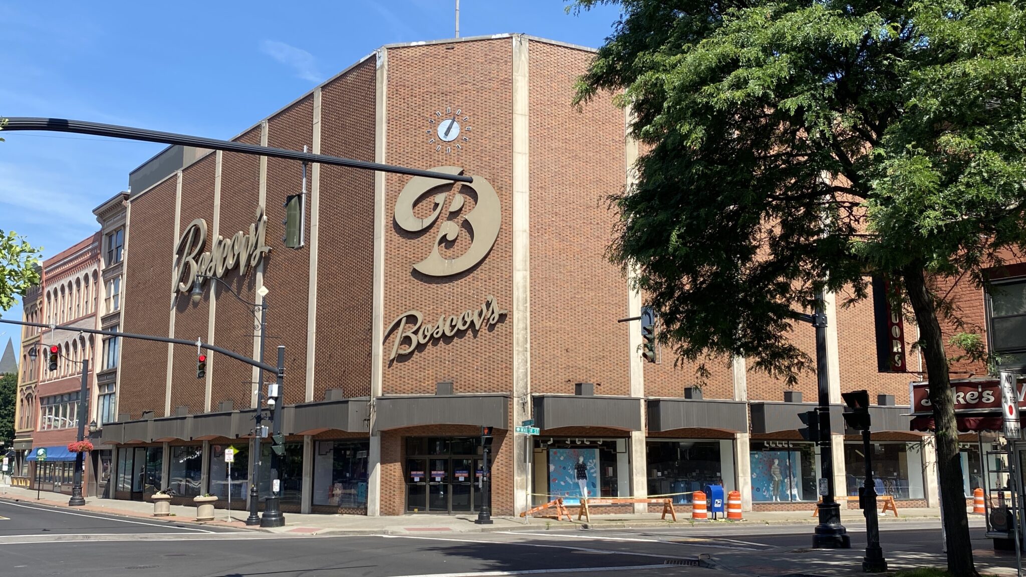 16 American Department Stores That Should Be History But Somehow Aren’t